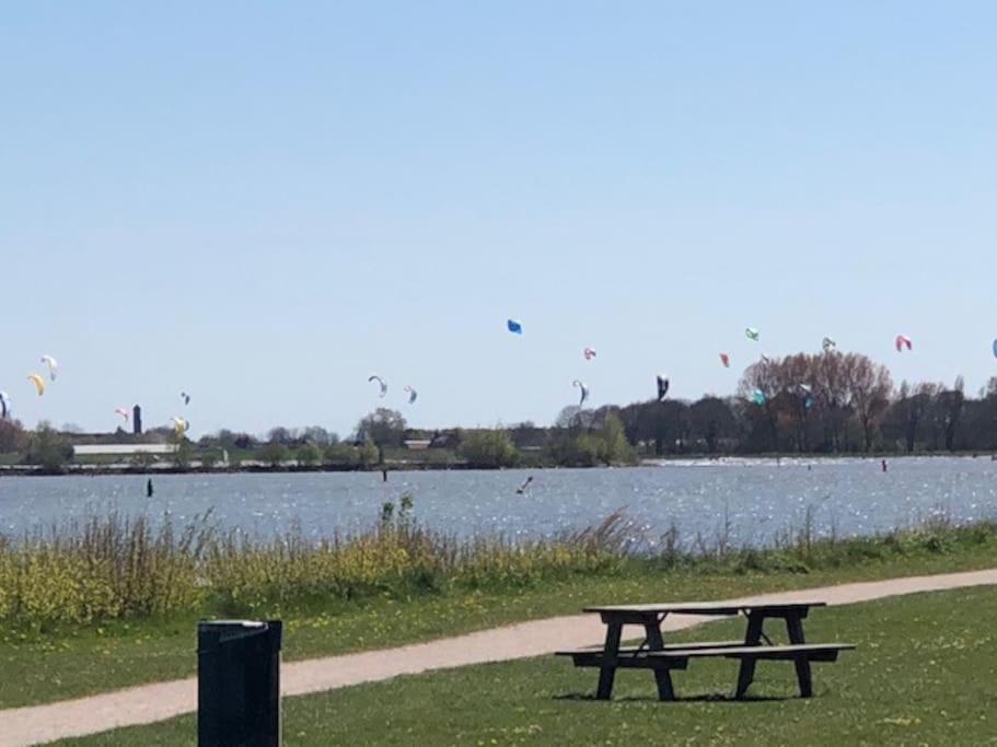 メーデムブリク Gezellige Pipo Met Grote Schommel Aan Het Waterヴィラ エクステリア 写真