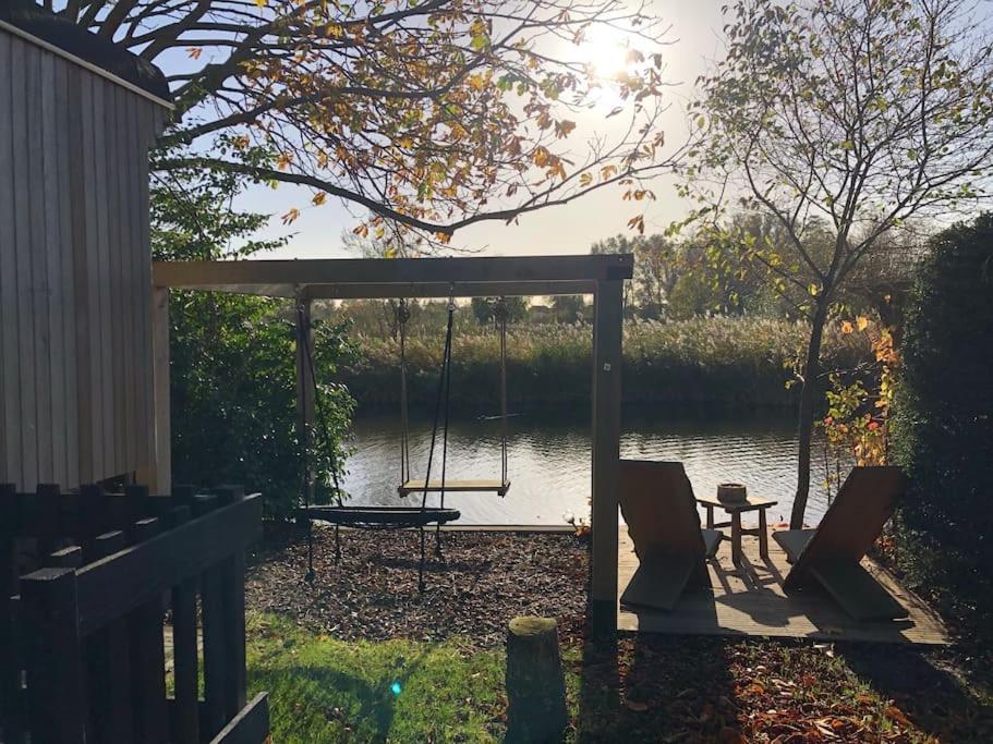 メーデムブリク Gezellige Pipo Met Grote Schommel Aan Het Waterヴィラ エクステリア 写真